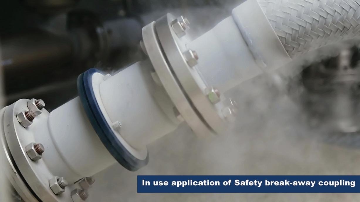 Break away coupling for lng hose in use